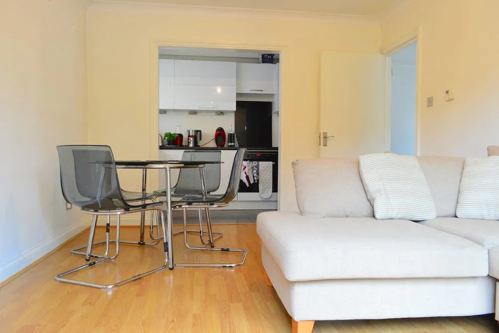 Spacious 1 Bedroom Flat Minutes From Oval