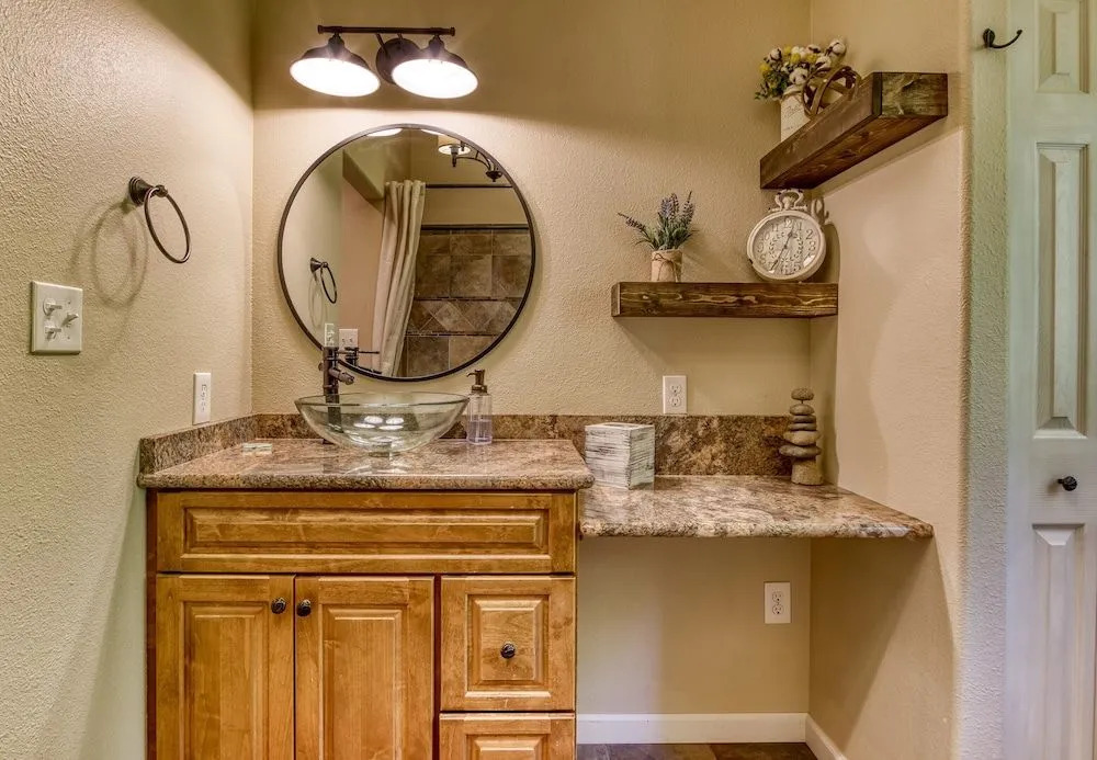 Memorable "Deer & Doe" by HoneyBearCabins 4BR 3BA, Mountain View Deck, Farmhouse Decor, Fireplace, 3 Acres