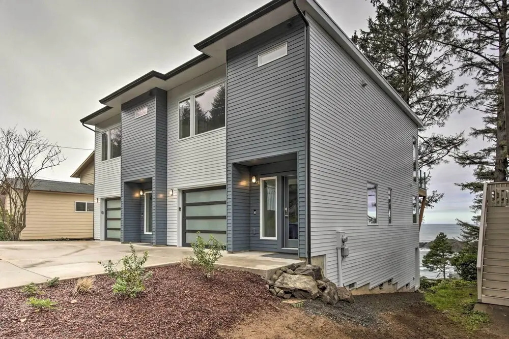 Depoe Bay Townhome w/ Deck & Stunning Ocean Views!