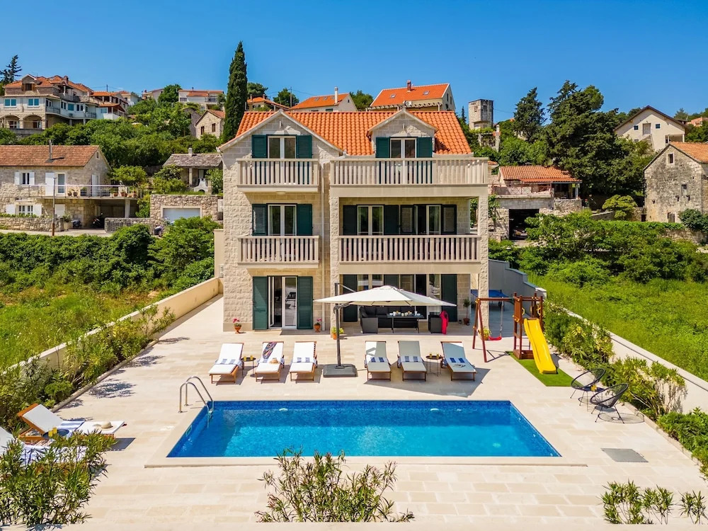 Janie in Splitska With 4 Bedrooms and 2 Bathrooms