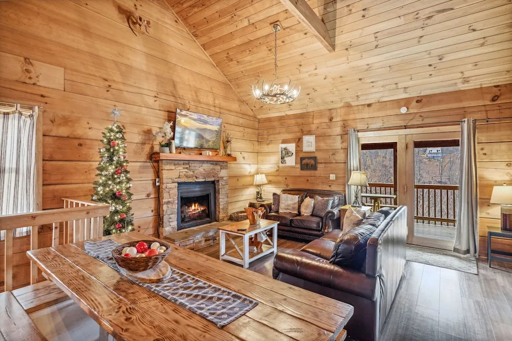 Pappy's Peak 2 Bedroom Cabin by RedAwning