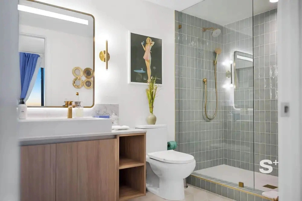 Chic 2BD Downtown Condo with Water Views
