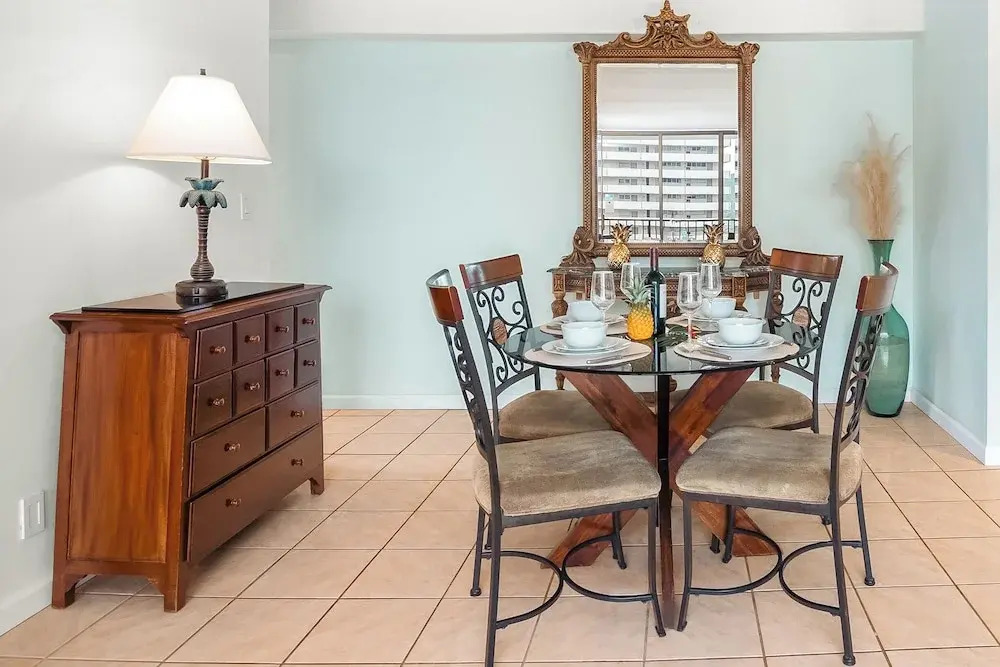 Waikiki Banyan Condo w/ King Bed & Parking, Near Beach