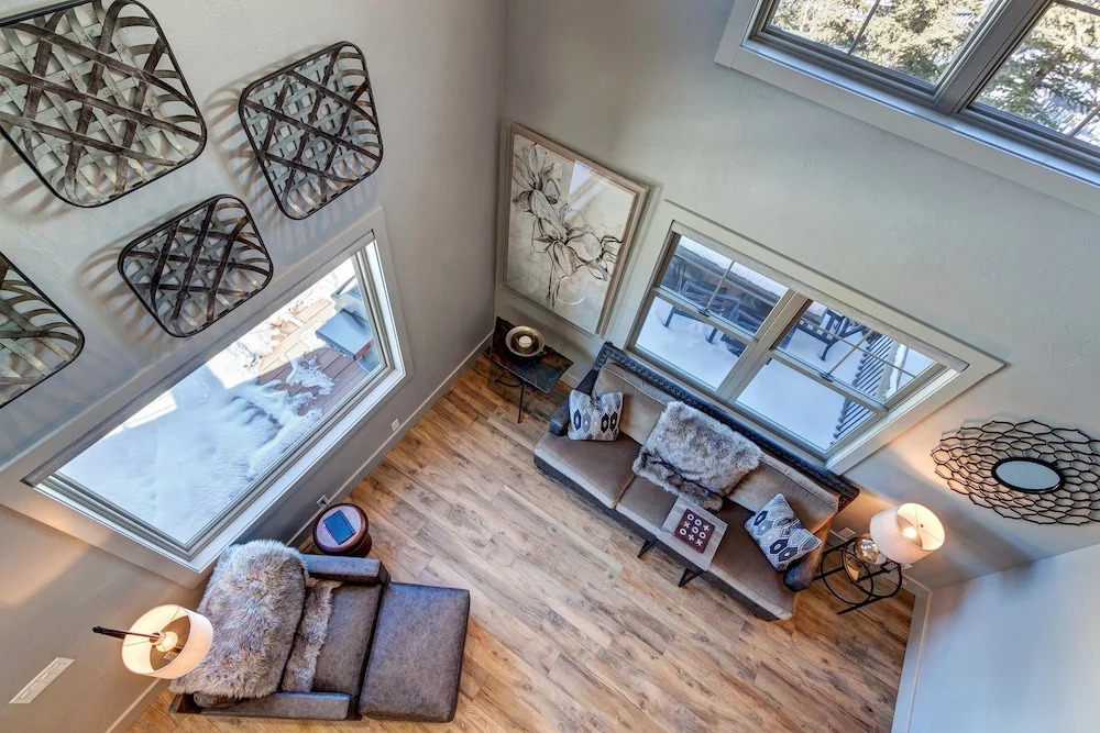 Creekside Escape 4 Bedroom Home by RedAwning