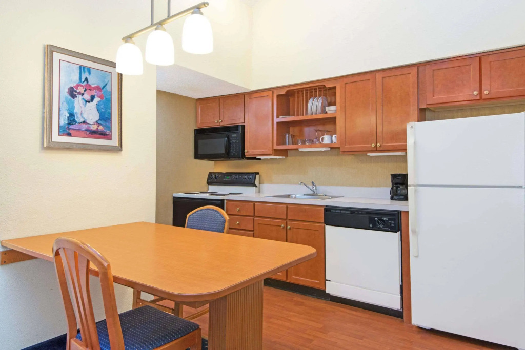 Hawthorn Suites by Wyndham Airport East Hotel