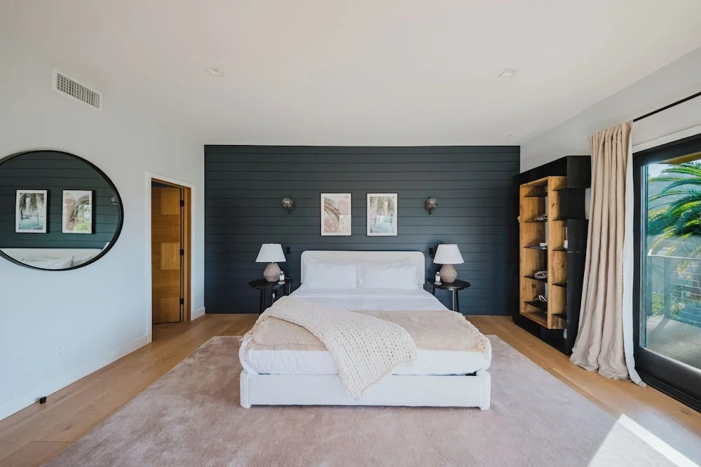 Farley Court - Stylish Hillside Residence With Stunning Views