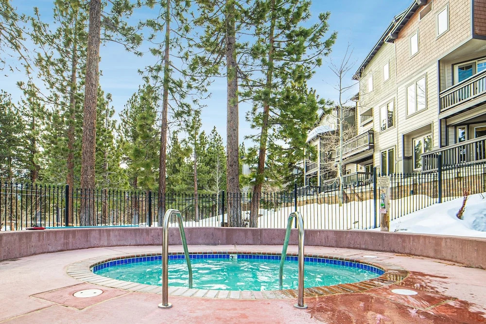 Updated W/ Pool & Hot Tub - Walk To Lift! 2 Bedroom Condo
