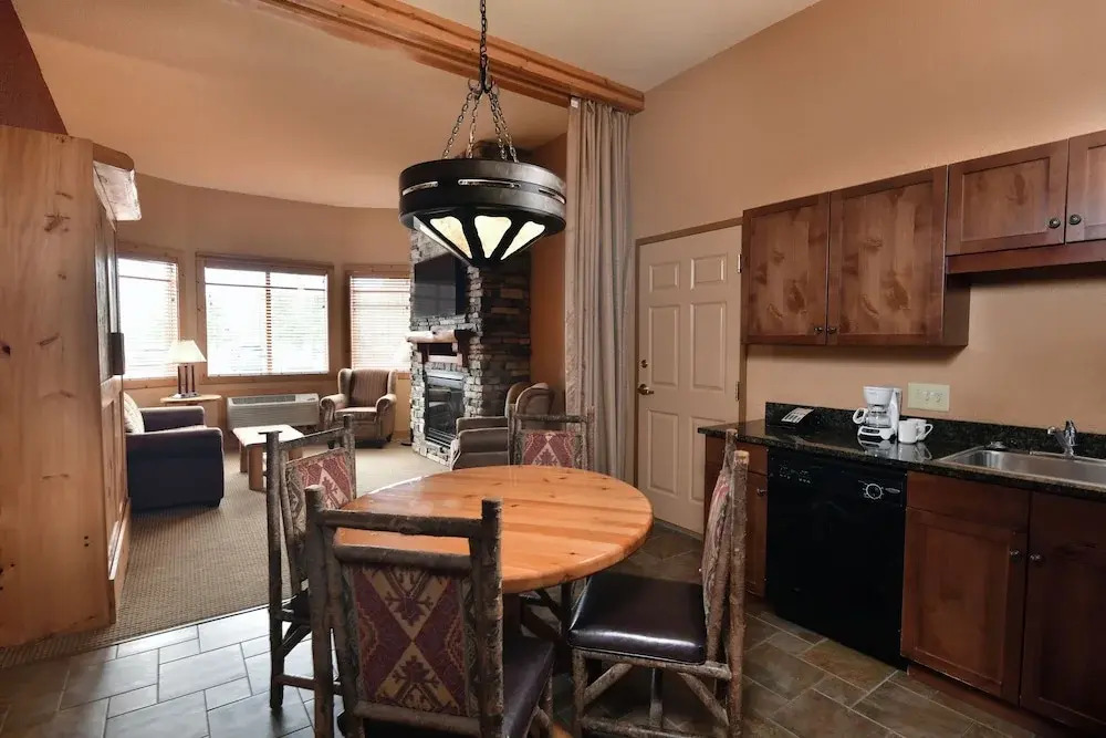 Wilderness at the Smokies – River Lodge Suites