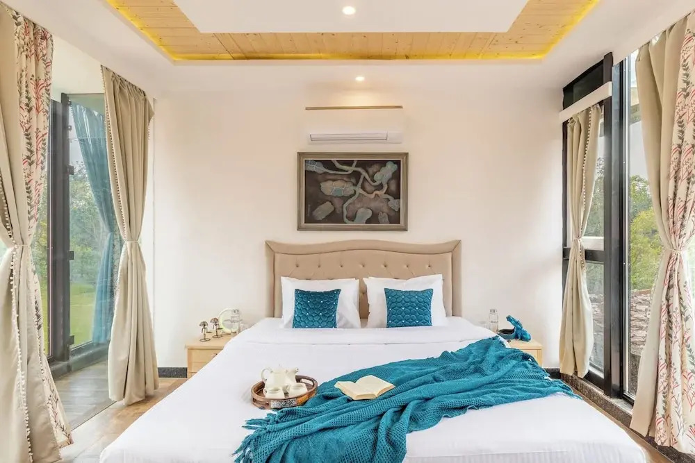 ELIVAAS 3 BHK Handa's Getaway with pool