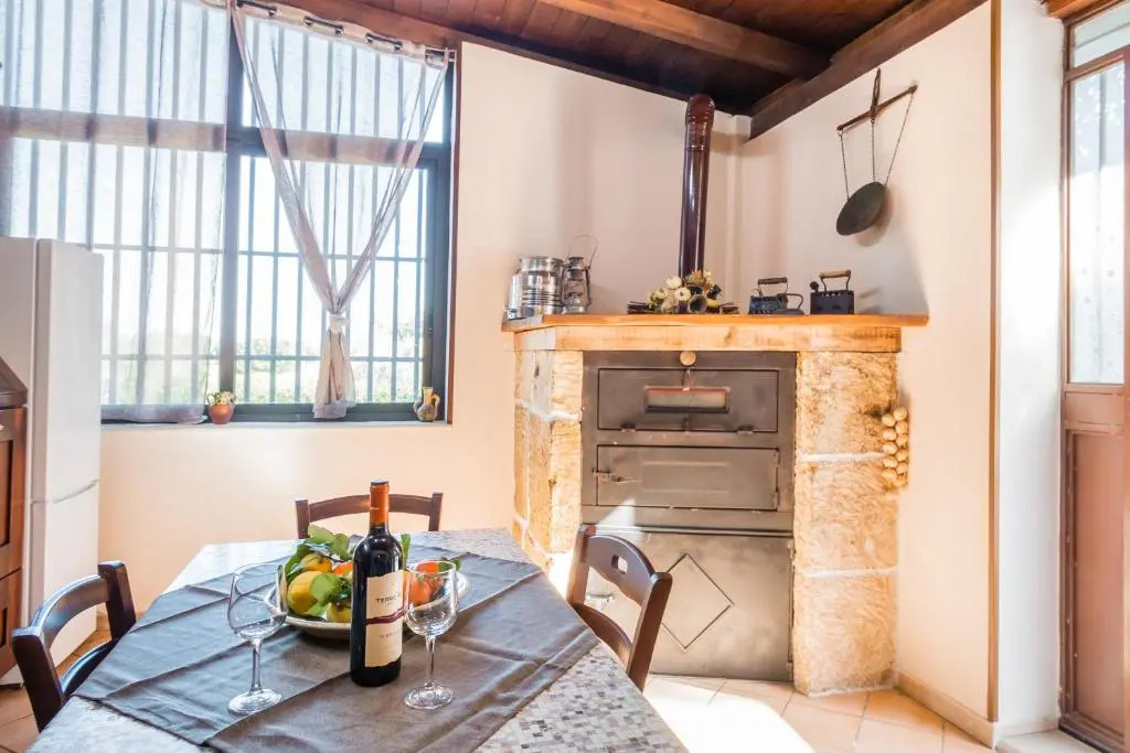 Strelitzia's house with pool, parking & wi-fi