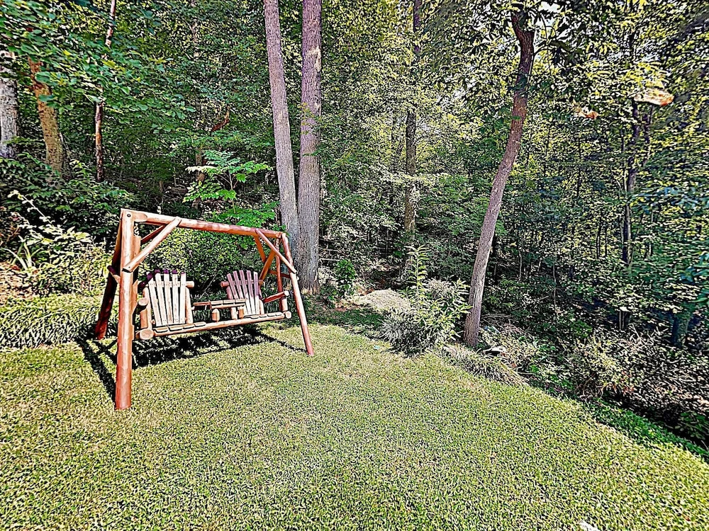 Mountain-view On 1.61 Acres - Sleeps 25 7 Bedroom Villa