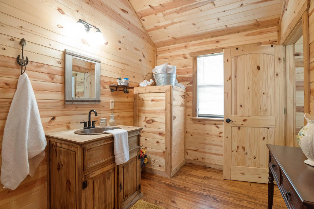 Hr 4 - The Sunflower Cottage 1 Bedroom Cabin by RedAwning