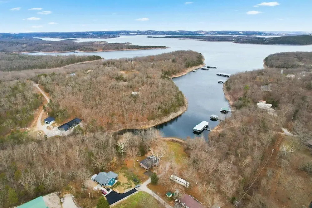 Lakeside Brick Retreat For 8