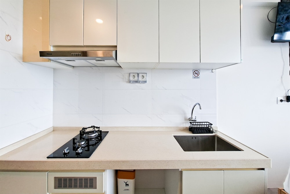 Basic Look Studio Apartment At Sky House Bsd Near Aeon Mall