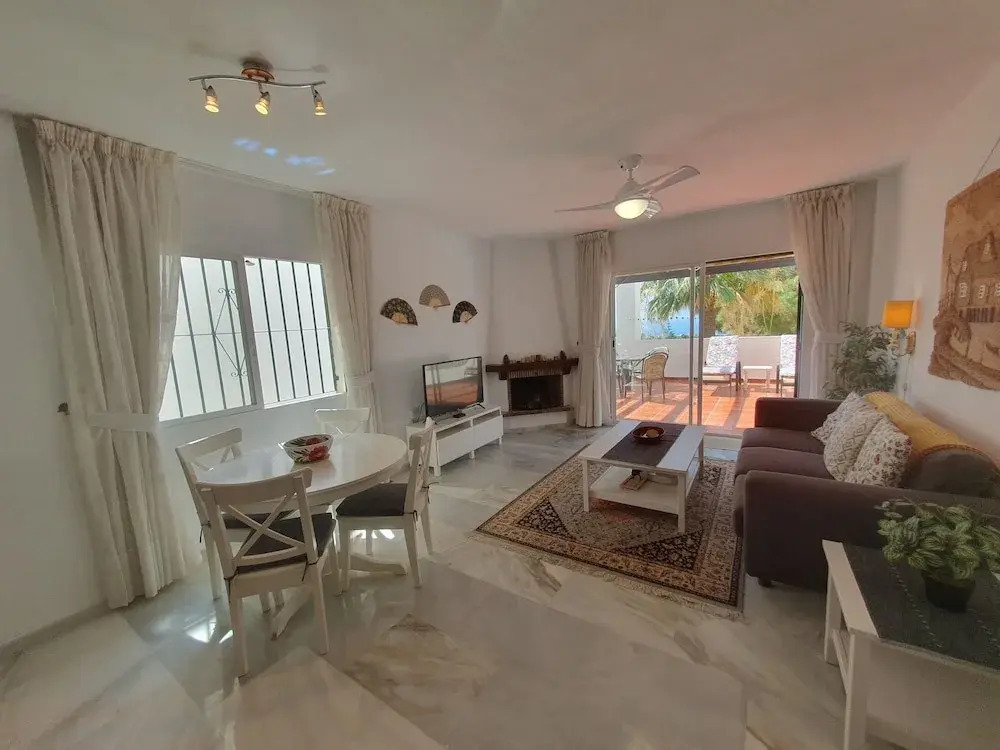 Lovely 2-bed Calahonda Apartment sea & Golf Views