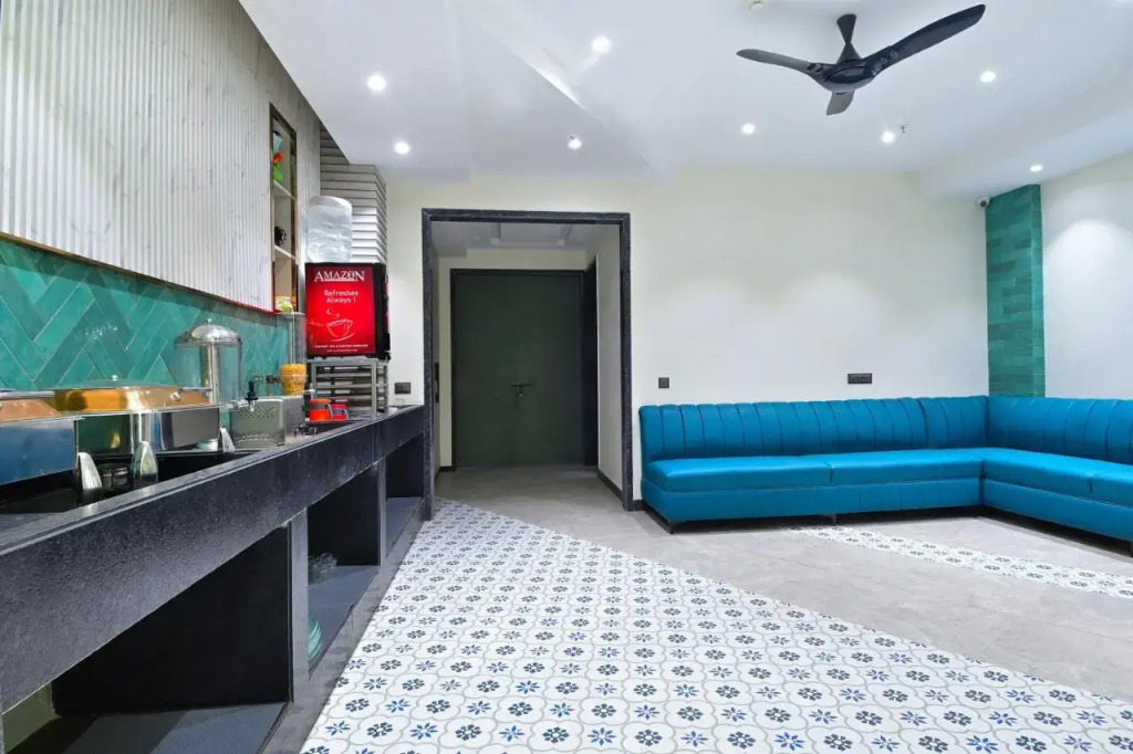 HOTEL UPTOWN - Luxury Restaurant & Rooftop Near Connaught Place