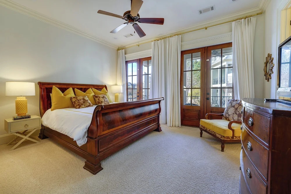 Large, Elegant Home u003c 2 Miles to Ole Miss