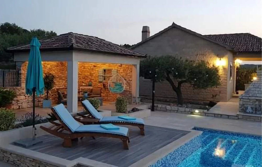 Awesome Home In Postira