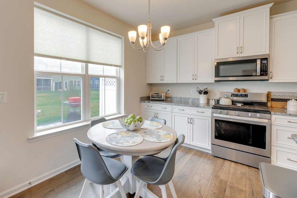 5 Mi to Bethany Beach: Modern Gem w/ Pool Access!