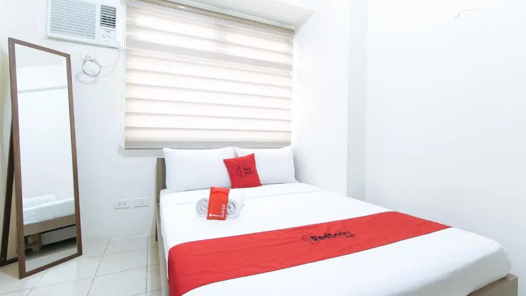 RedDoorz Plus @ Urban Deca Tower Edsa 2