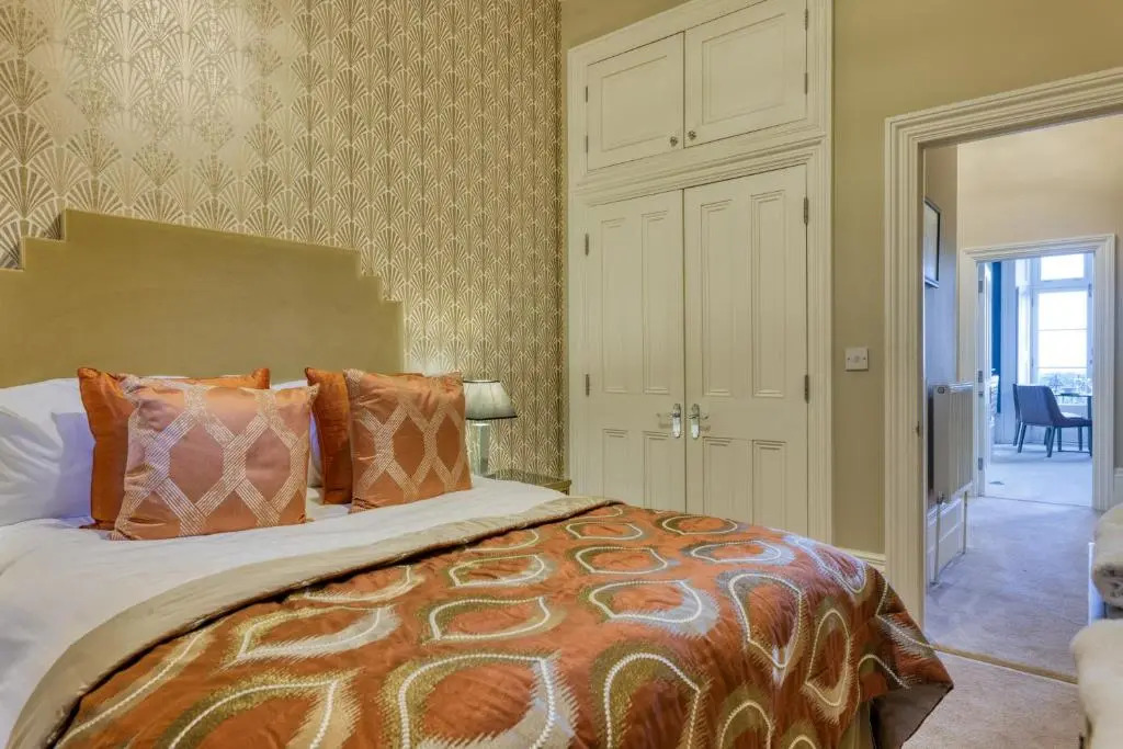 The Regency - Sea views and a modern art deco style interior