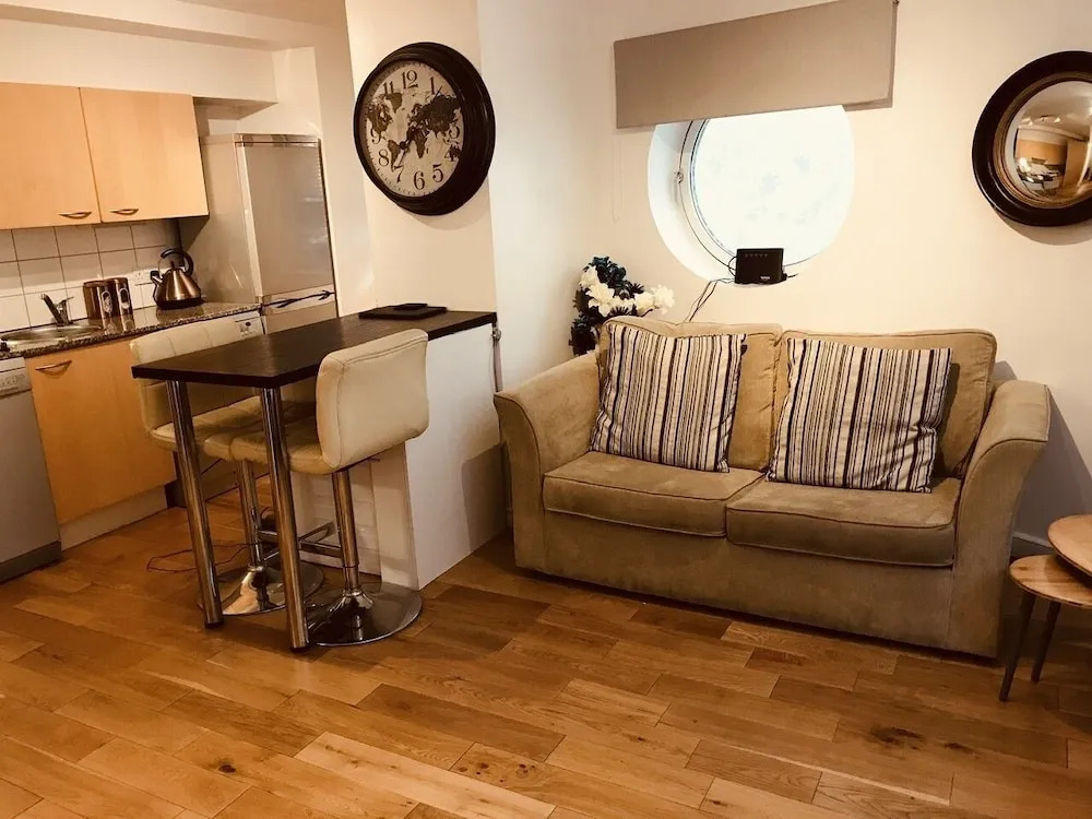 1 Bed Luxe Dockland Apartment - Free parking