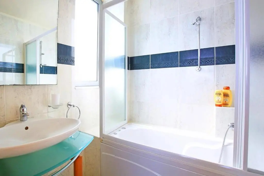 Seafront, 5star Home - 4min Walk To Private Beach