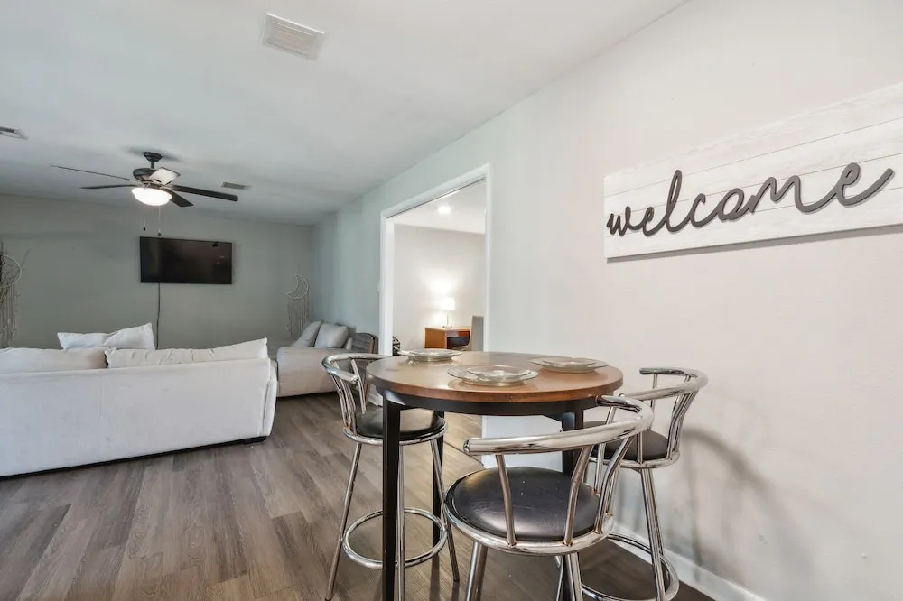 Uptown Serenity Quiet Neighborhood 3 Bedroom Home by RedAwning