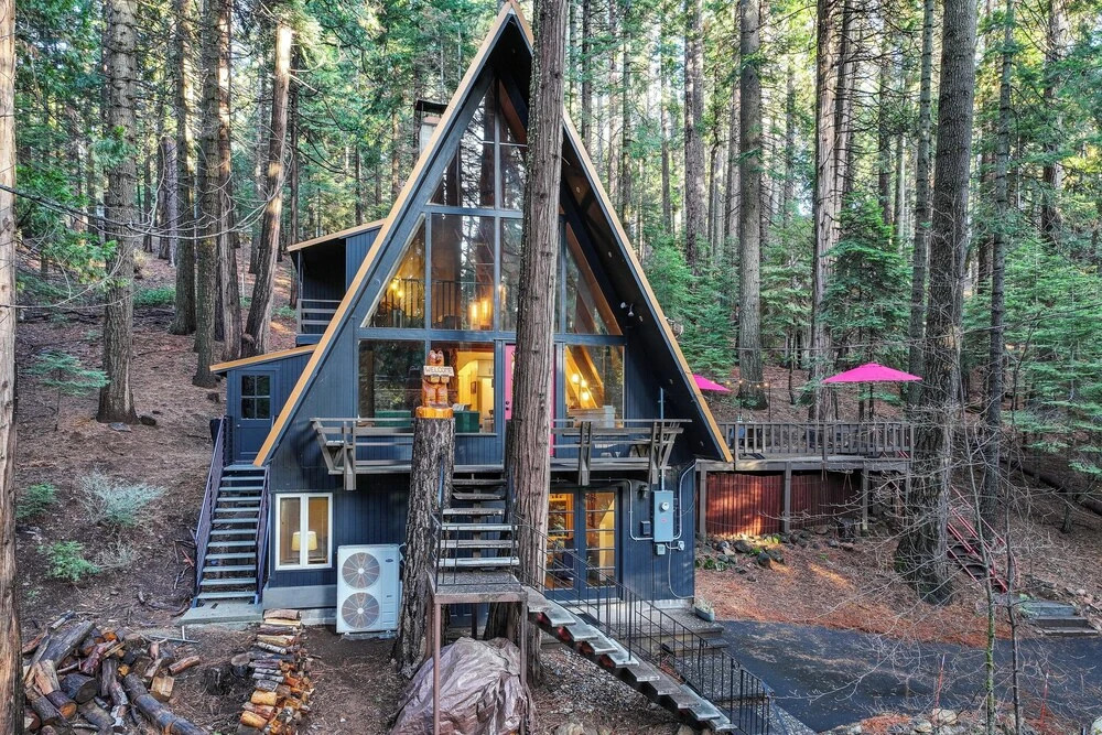 3 Mi to Calaveras Big Trees: Cabin w/ Fire Pit!