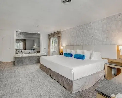 Split Rock Resort - 3 Nights, Lake Harmony, USA