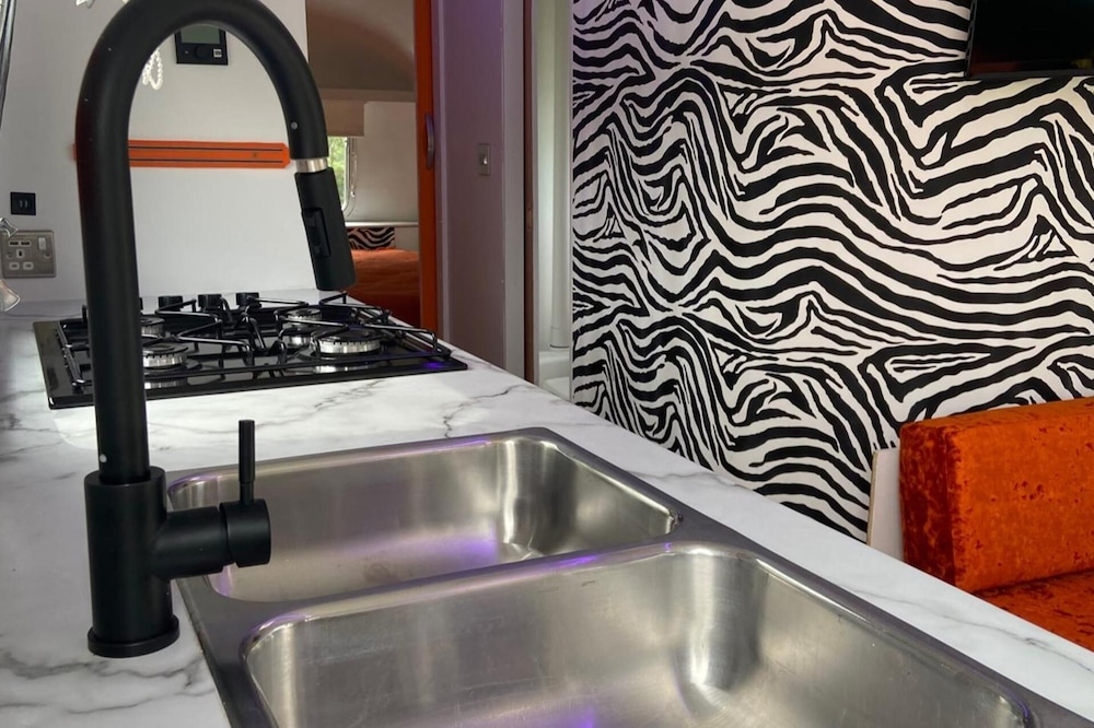 Bury - Lodge - Sleeps 2 - Parking