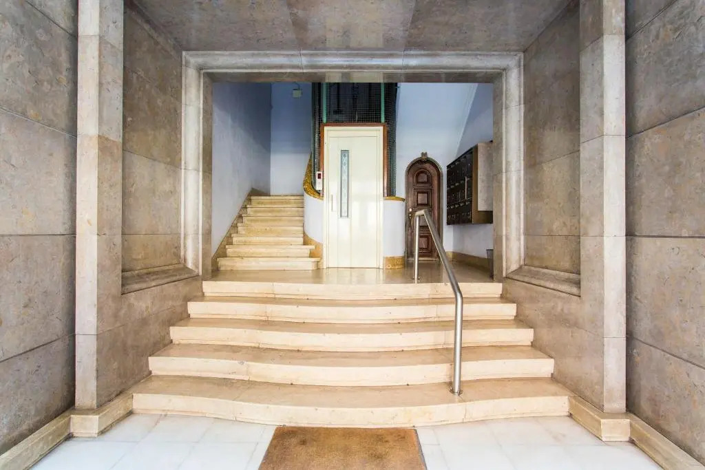 Amazing City Center 2 bdr flat!