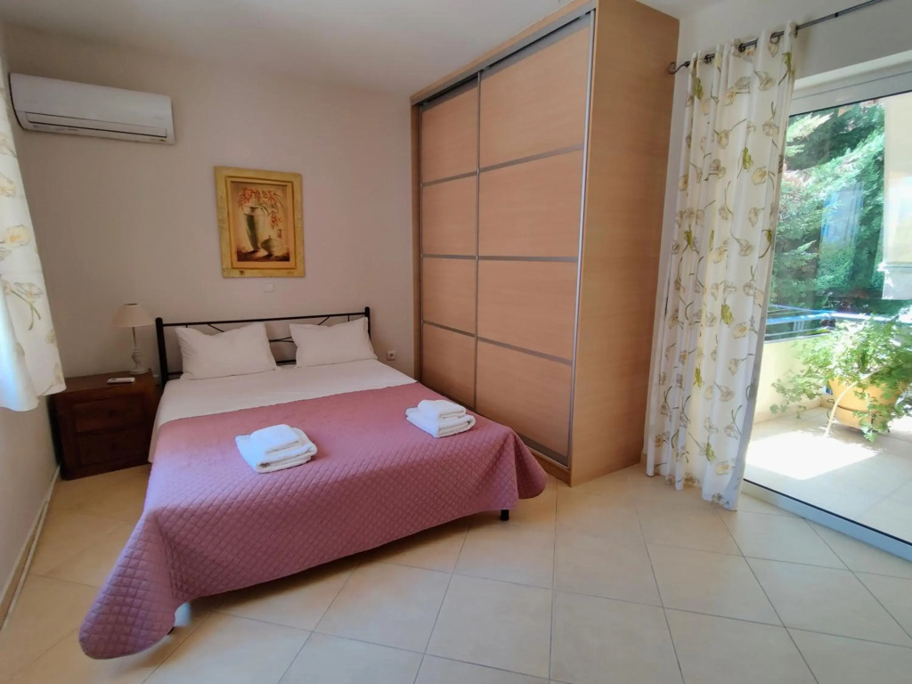 Quiet luxury apartment near city center and port