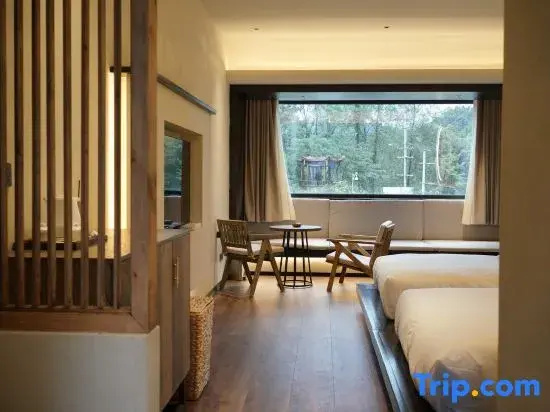 Mount Qingcheng · Moon Close to People Cliff Private Hot Spring Boutique Stay