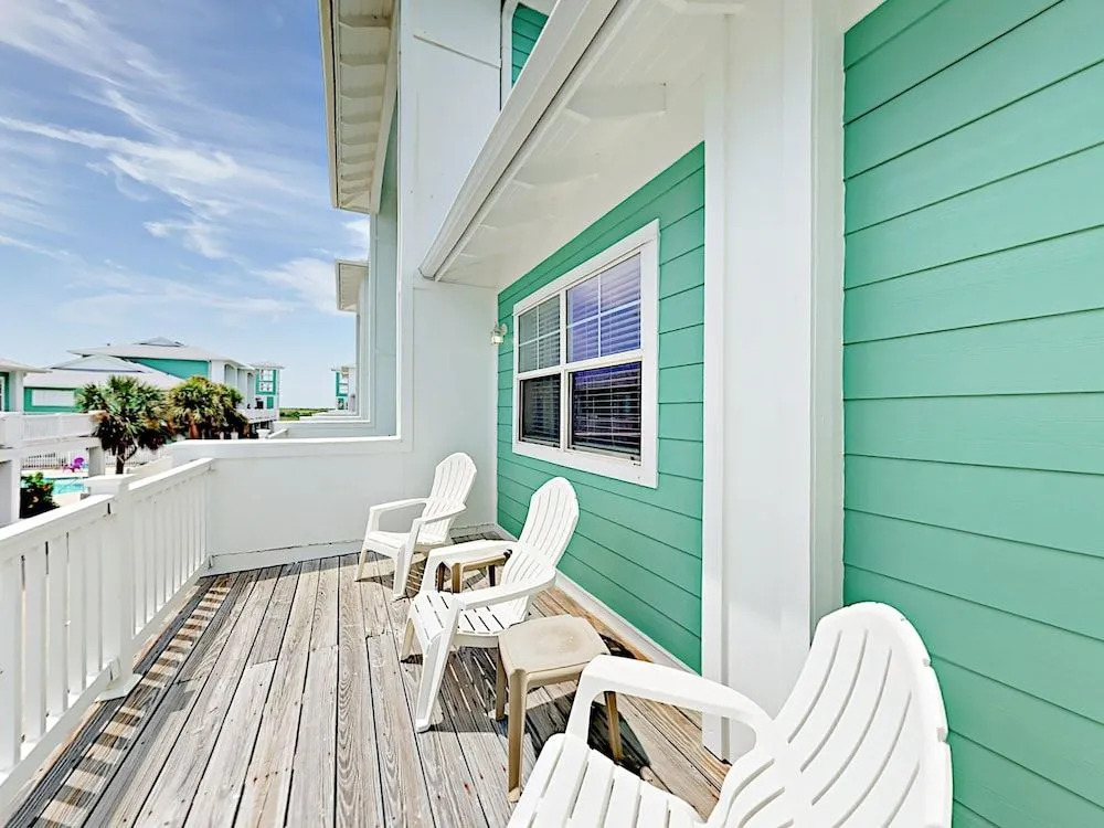 3BR Townhome with Tower Views by RedAwning