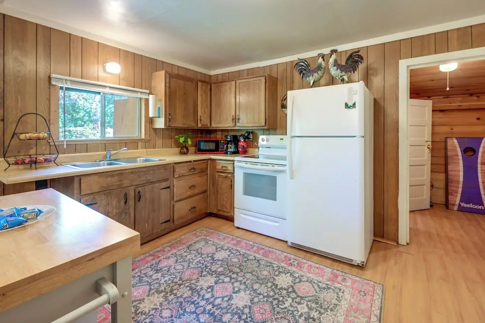 Rustic Cabin w/ Patio: 8 Mi to Kings Canyon Park