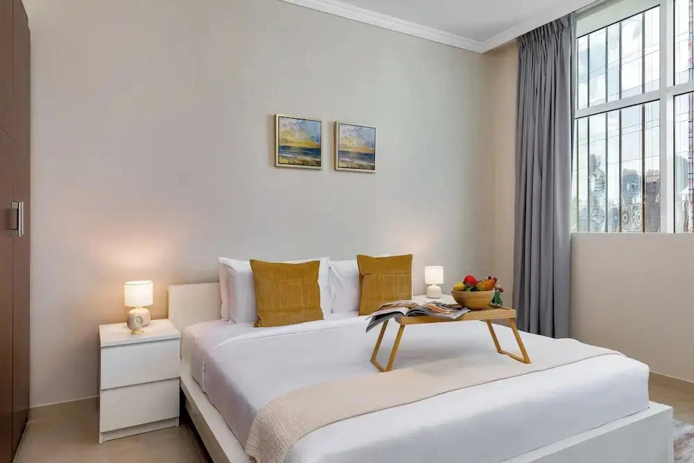 Maison Privee - Comfortable Downtown Apartment w/ City Skyline Vws