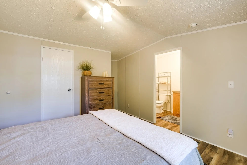 Supply Cottage w/ Deck < 2 Mi to the Beach!