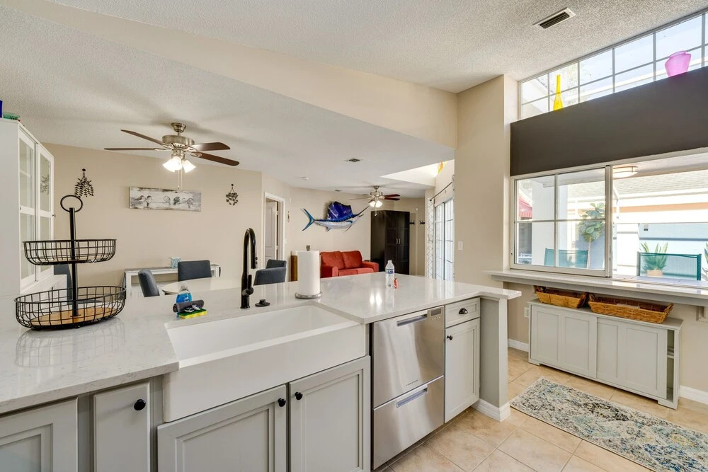 6 Mi to Disney: Group-friendly Kissimmee Retreat!