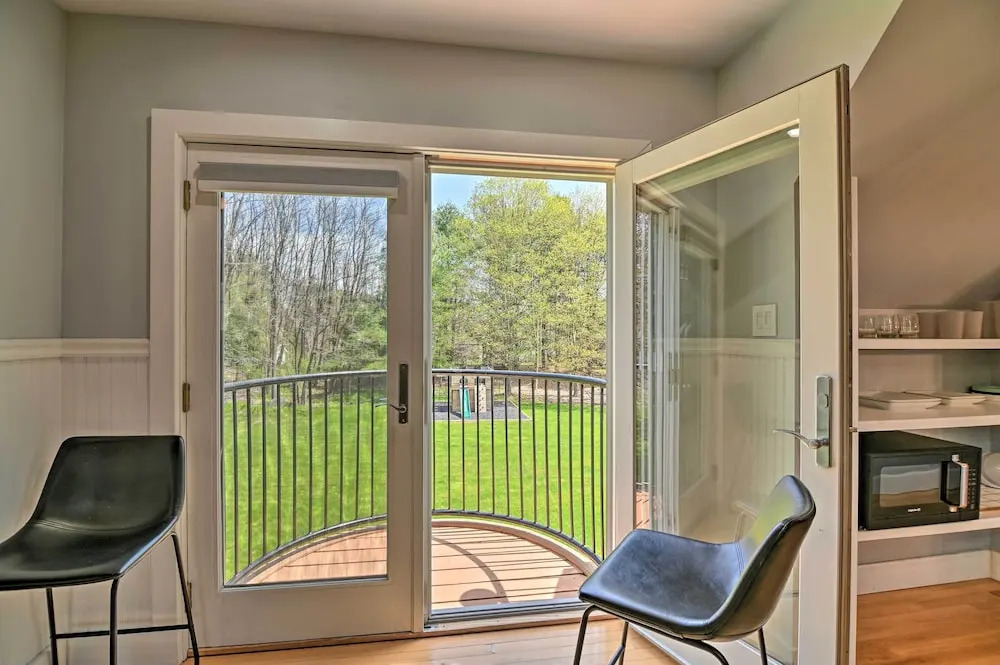 Stylish Studio w/ Fireplace ~ 3 Mi From Dtwn!