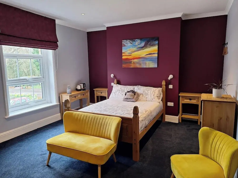 Comfortable and Spacious Double En-suite Room