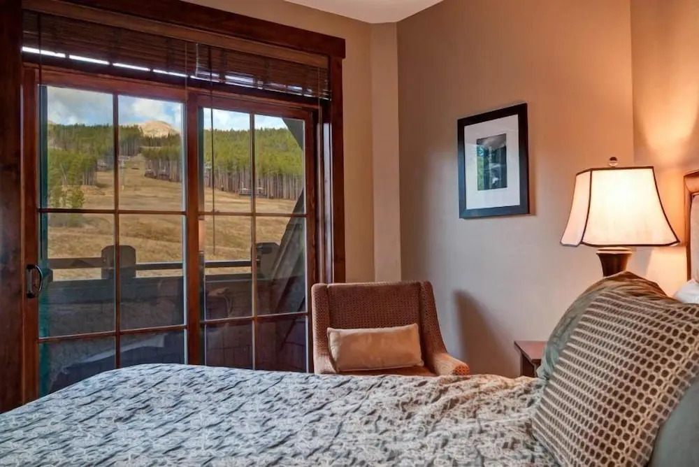 Ski in, Ski out 2 Bedroom Mountain Condo at the Base of Peak 7 with Quick Access to Historic Downtown Breckenridge