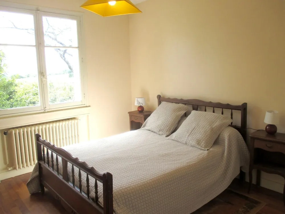 House With 4 Bedrooms in Charnay-lès-mâcon, With Wonderful Mountain Vi