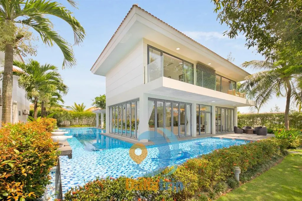 Deluxe villa along the beach