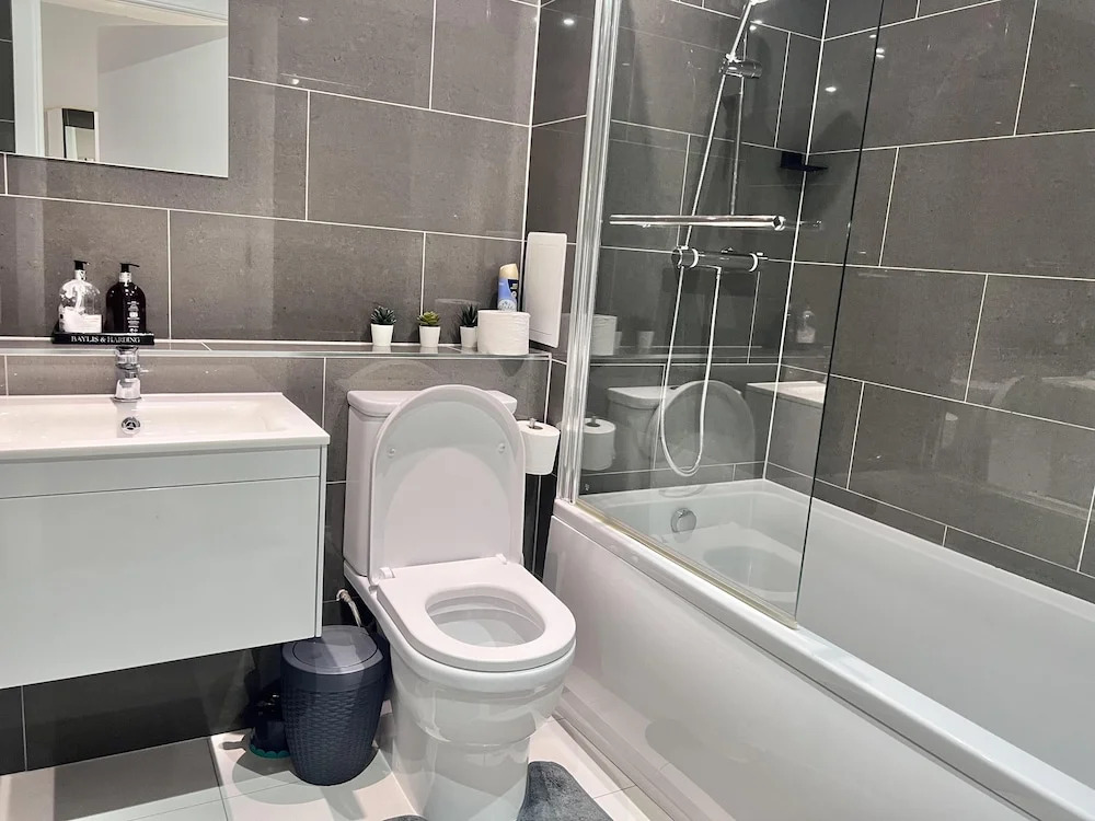 3br-sleeps8-canarywharf-cinemabedroom
