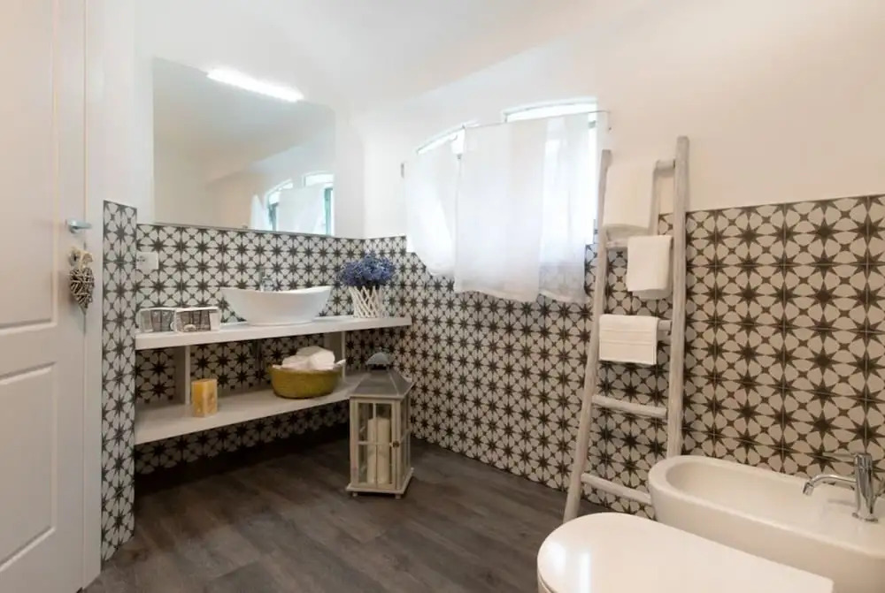 Maji Como Lake - Lake Como Historic Villa Apartments with Pool & Parking, 100m from Ferry & train
