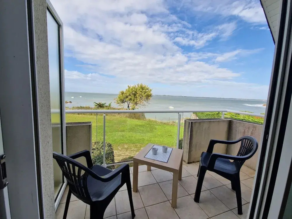 Lovely Apartment in a Prime Location With Direct Access to the Beach, Mesquer