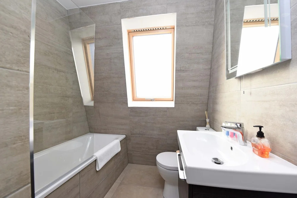 Modern & Spacious 2 Bed Apartment at Clapham Junction