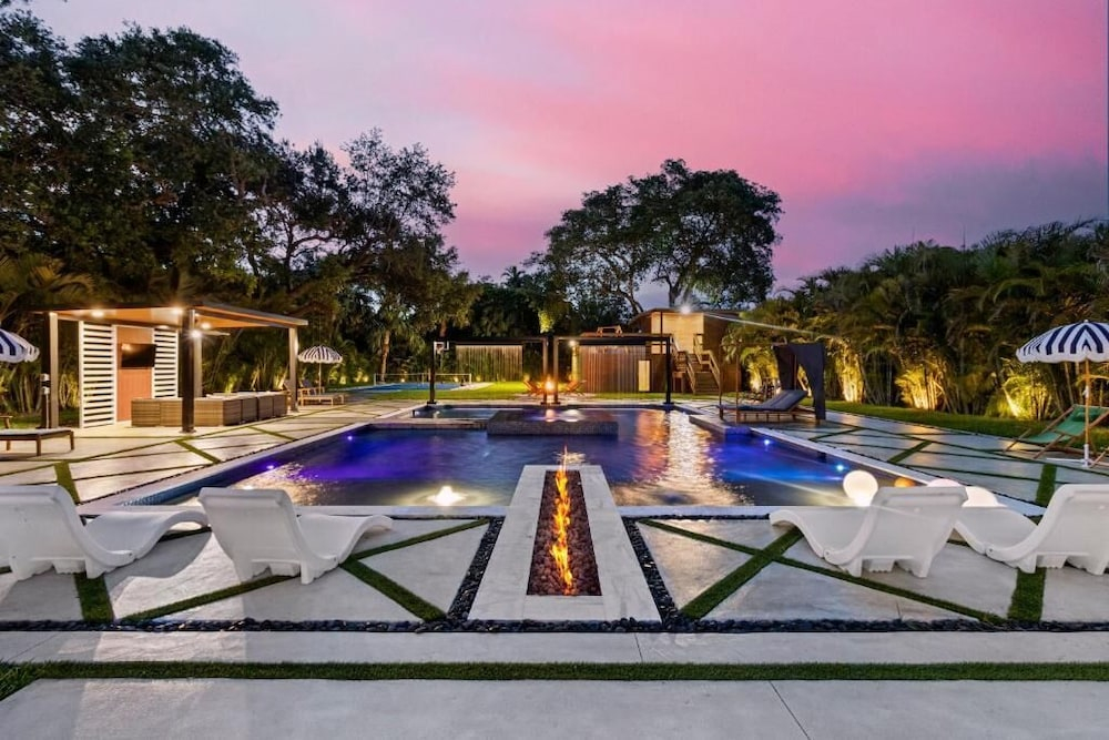 Epic Treehouse Villa - Pool - Jacuzzi - Pickleball
