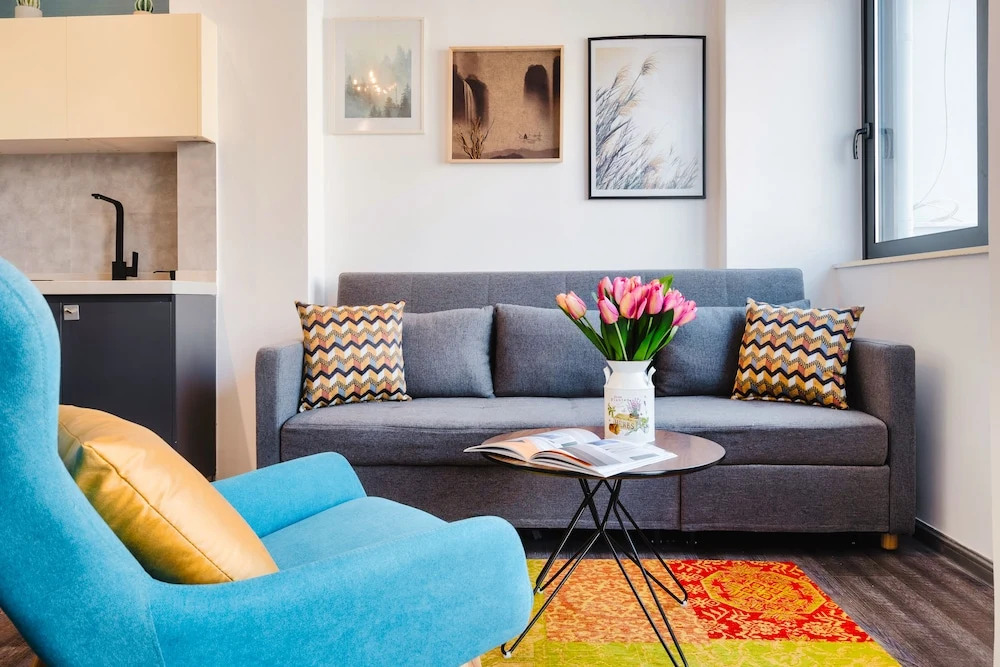 Sanders Home Suites - Bright Downtown 2-bdr. Apt